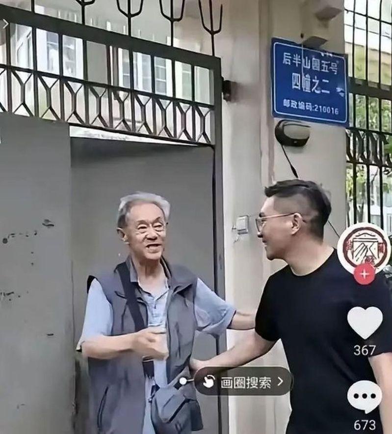 徐湖平与他的收藏品。（视频截屏）