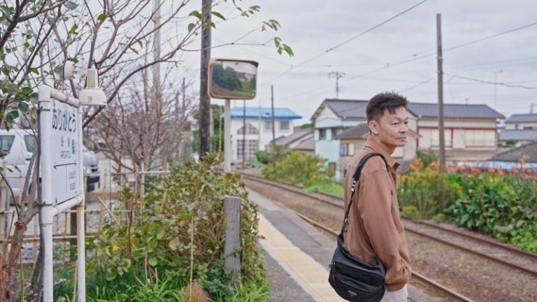 李国煌前往日本搭乘铫子电铁及大井川蒸汽火车，探寻「重生的力量」。(图／公共电视、新传媒提供)