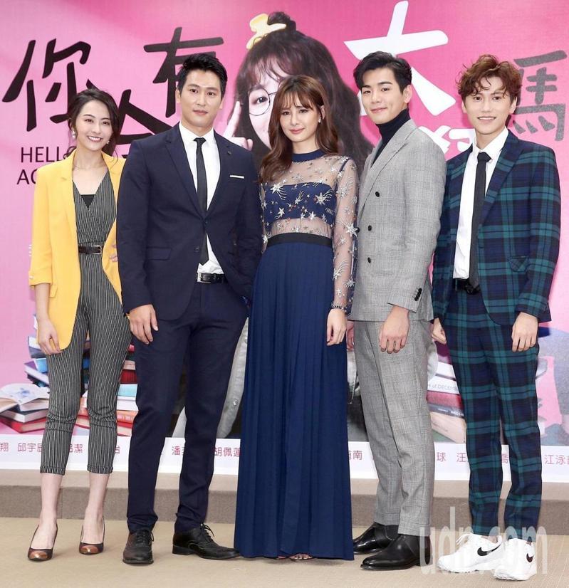 禾浩辰（左）下跪求婚吴品洁。（图／摘自脸书）