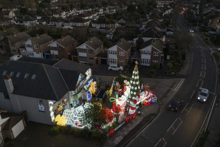 英国有越来越多夫妻离婚却不分居，好节省住房等开销。图为伦敦一栋房屋装饰着圣诞饰品。示意图，非新闻相关图。 (欧新社)