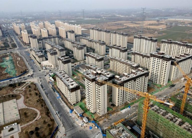 救房市再出招 非京籍家庭购屋放宽 多子女可多买1套 中国官方抢救房市再出招,北京市住房城乡建设委等四部门联合印发通知,进一步调整北京市房地产相关政策。图为北京市一处兴建中住宅。(中新社)