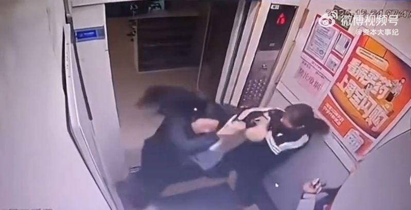 一名女子早高峰占住电梯不让门闗上，被同乘者推出去后双方厮打。（视频截屏）