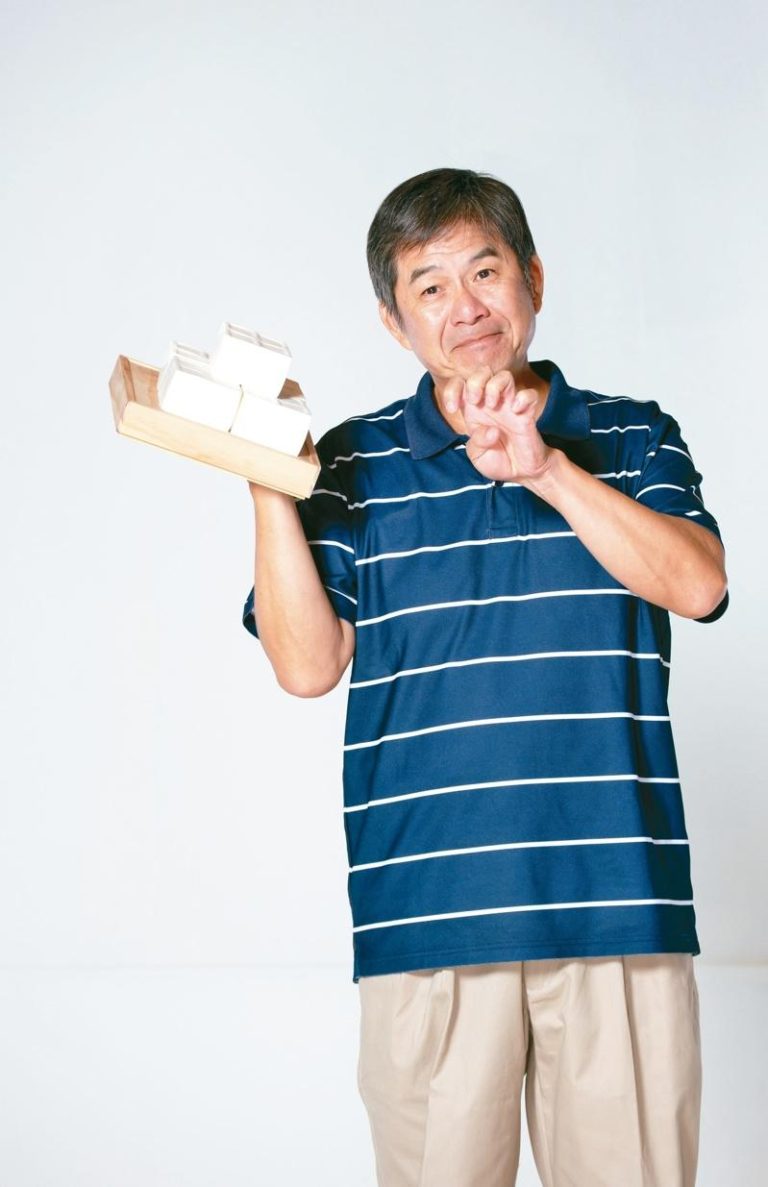 洪都拉斯努力演出代表市井小民的角色。（图／民视提供）