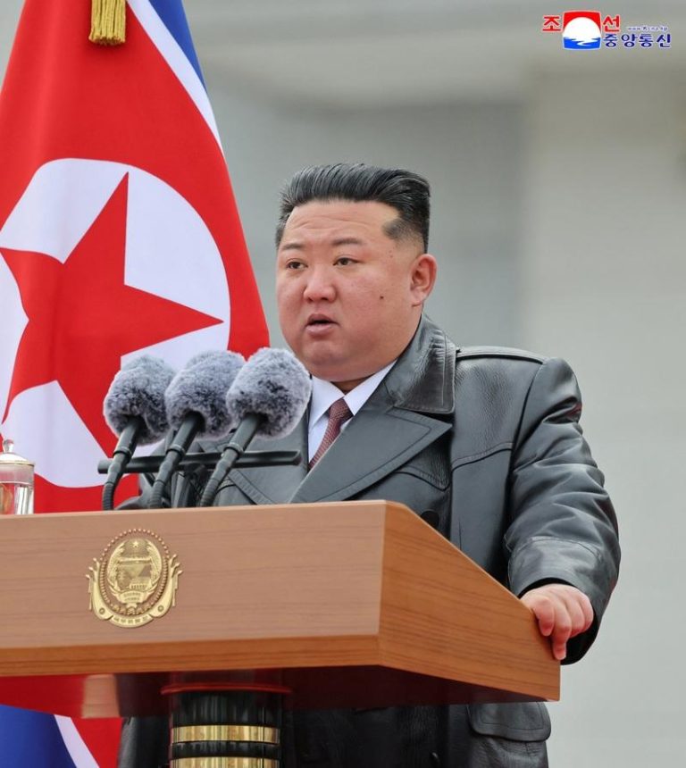 南韩核潜舰刚有新进度 北韩隔日公布金正恩指导核潜工程 北韩国家领导人金正恩近日亲临指导排水量8700吨级的「核动力战略飞弹潜舰」建造工程。(路透数据照片)