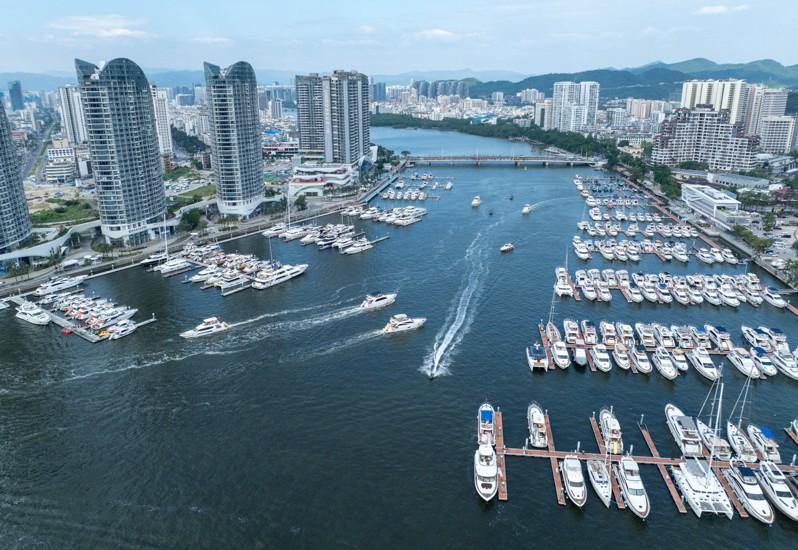 海南自由贸易港12月18日启动全岛封关后,一艘装载着17.9万吨石化原辅料的船舶泊入国投洋浦油储码头30万吨级原油泊位。(新华社)