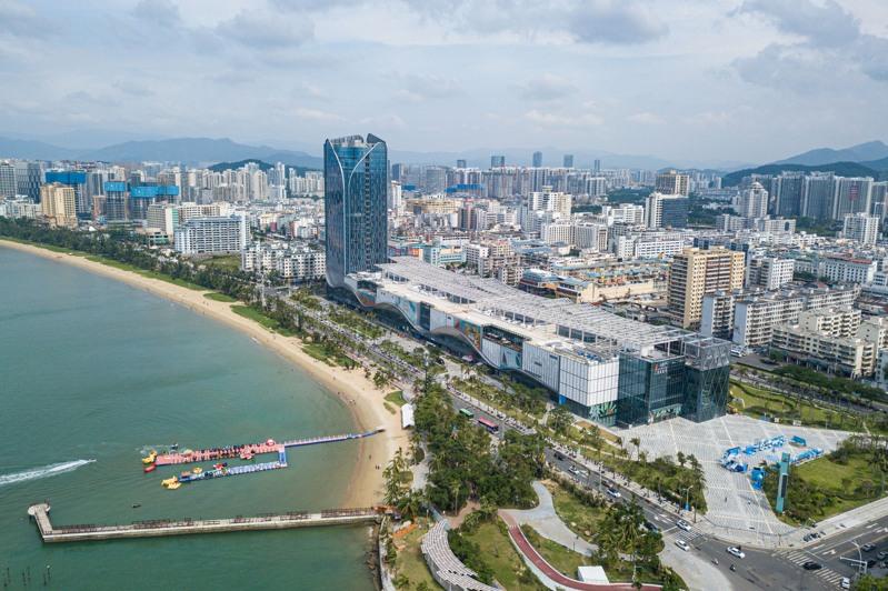 海南自由贸易港12月18日启动全岛封关后,一艘装载着17.9万吨石化原辅料的船舶泊入国投洋浦油储码头30万吨级原油泊位。(新华社)
