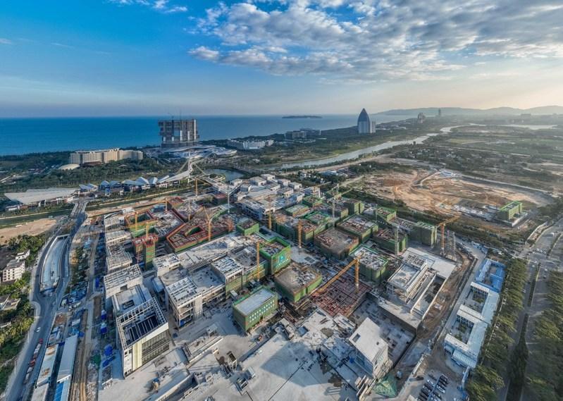 海南自由贸易港12月18日启动全岛封关后,一艘装载着17.9万吨石化原辅料的船舶泊入国投洋浦油储码头30万吨级原油泊位。(新华社)