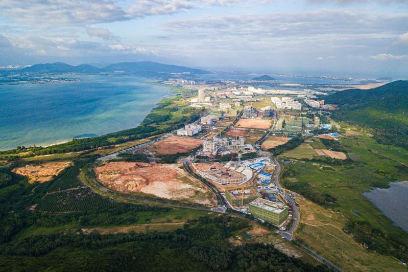 海南自由贸易港12月18日启动全岛封关后,一艘装载着17.9万吨石化原辅料的船舶泊入国投洋浦油储码头30万吨级原油泊位。(新华社)
