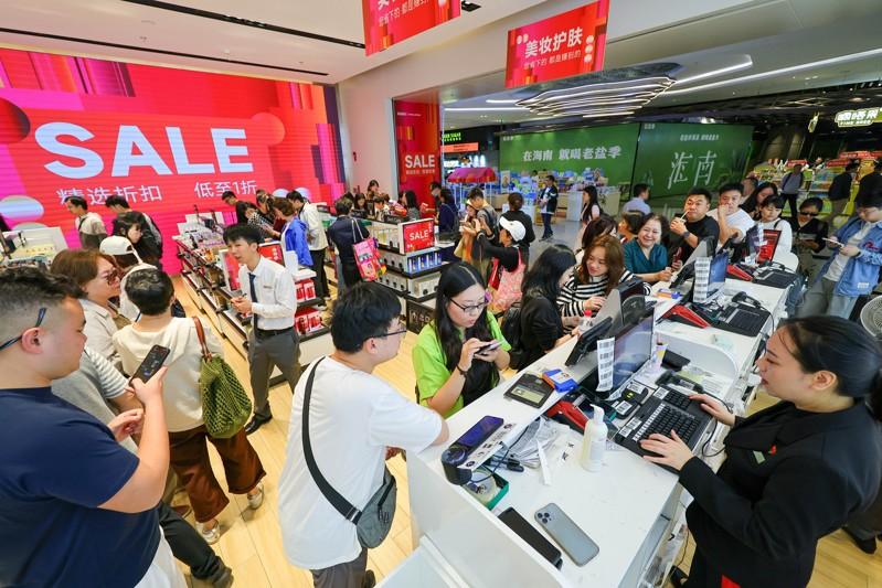 海南自由贸易港12月18日启动全岛封关后,一艘装载着17.9万吨石化原辅料的船舶泊入国投洋浦油储码头30万吨级原油泊位。(新华社)