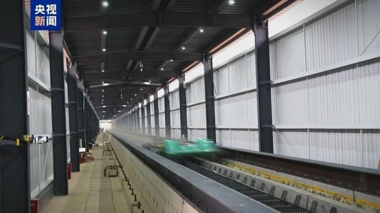 中磁浮列车2秒飙至时速700 创全球最快试验速度 国防科技大学磁浮团队近日成功将吨级重的试验车在两秒内加速至700公里/小时,这一测试速度打破了同类型平台全球纪录,成为全球最快的超导电动磁悬浮试验速度。(取材自央视)