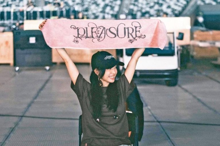 大巨蛋演唱会前暖身 蔡依林抢先推「PLEASURE」快闪舱 蔡依林排练时高举「PLEASURE」毛巾。(图/凌时差音乐提供)