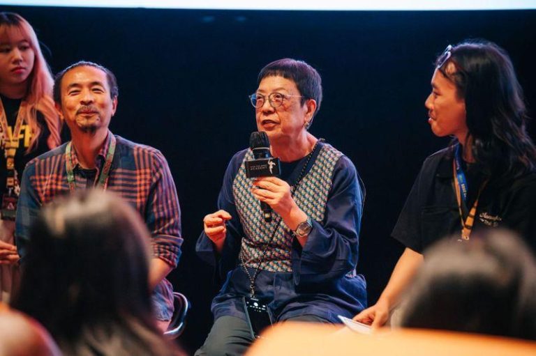 电影是快乐泉源 许鞍华:只要走得动就继续拍 许鞍华(中)亲赴日惹亚洲电影节,与当地观众深入交流。(图/亚洲电影大奖提供)