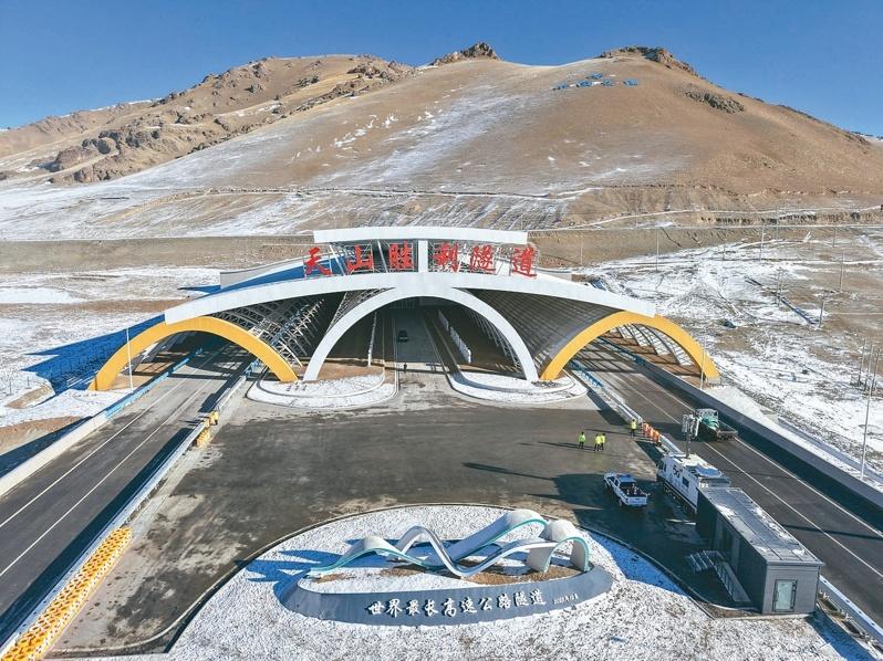 翻越天山全长324公里的新疆乌尉高速公路昨天通车,图为天山胜利隧道出口端。(新华社)