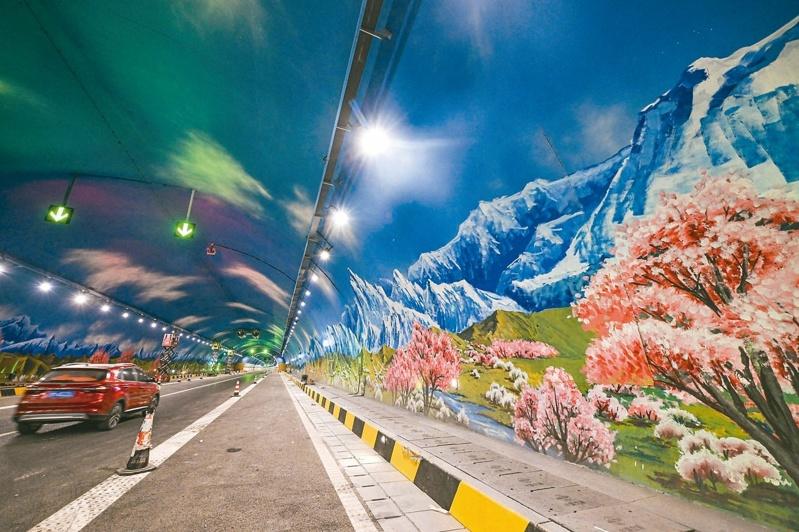 翻越天山全长324公里的新疆乌尉高速公路昨天通车,图为天山胜利隧道出口端。(新华社)