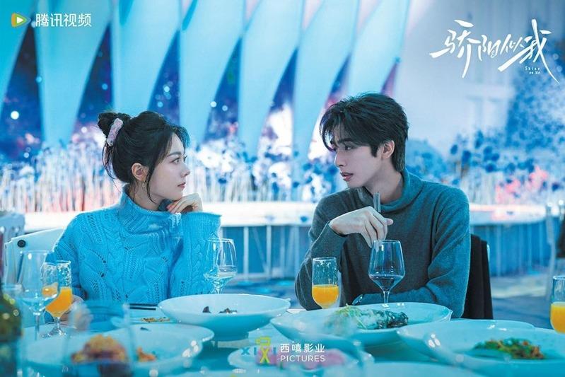 「骄阳似我」由宋威龙(左)、赵今麦主演,剧情充斥霸总与高甜元素。(取材自微博)