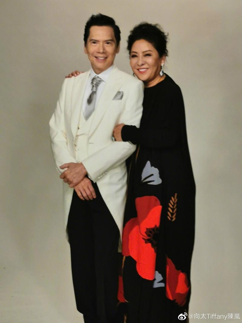 向华强(左)与太太陈岚结婚45年。(取材自微博)