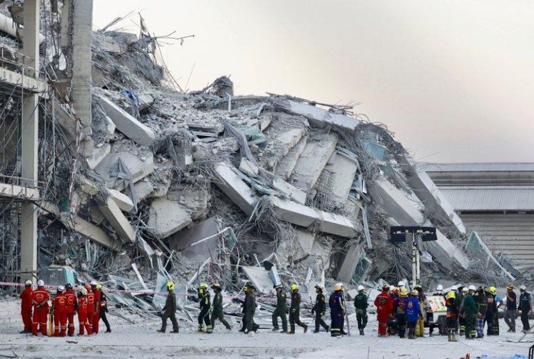 中企承建曼谷唯一震垮大楼 泰审计署确认:施工设计缺陷 中国中铁十局承建的泰国国家审计署新建大楼3月间在缅甸强震中倒塌,造成95人丧命。(美联社)