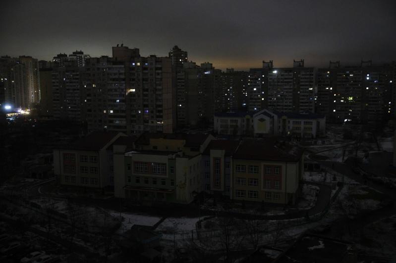 美国总统川普（左）与乌克兰总统泽伦斯基（中）28日将在美国佛罗里达州就俄乌停战计划举行会谈；俄罗斯总统普亭（右）27日警告，若基辅无意和平收场，将以武力解决挑战。（美联社）