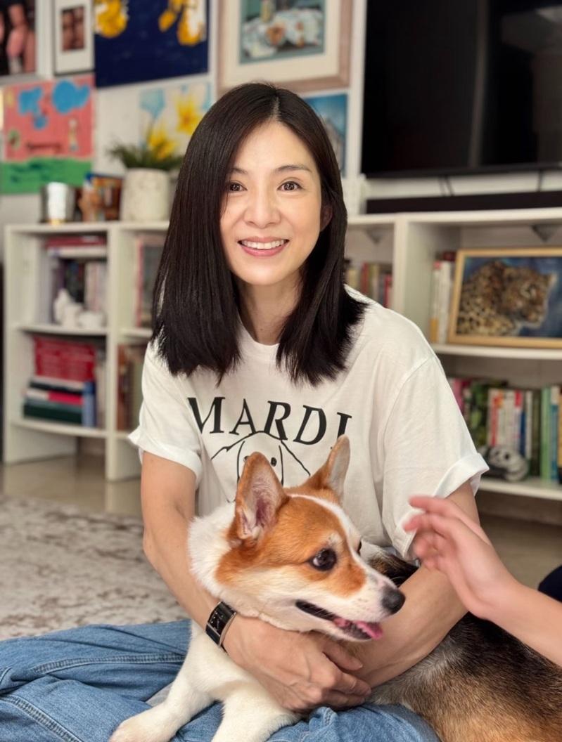 杨采妮定居新加坡，罕见曝光8岁双胞胎儿子。（取材自杨采妮小红书）