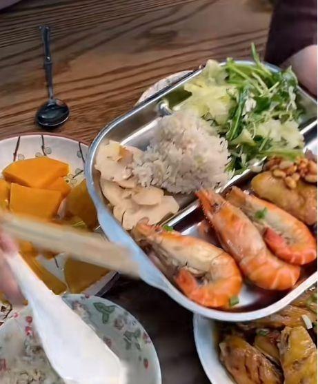 60岁女儿为父亲准备食物。(取材自潇湘晨报)