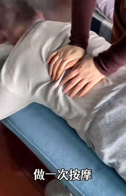 60岁女儿为父亲准备食物。(取材自潇湘晨报)