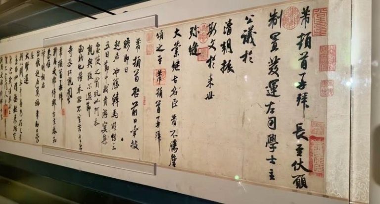 被调包?江西博物院「米芾三札」墨色无变化、遭疑印刷品 江西省博物馆展出的米芾行书三札卷书法作品。(取材自纬度新闻)