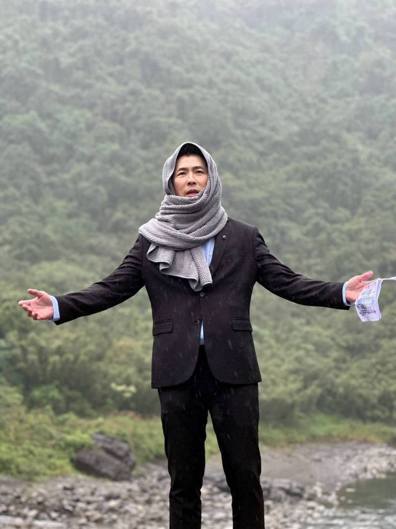 黄少祺拍摄雨中跳桥戏,对体力与意志都是极大考验。(图/三立提供)