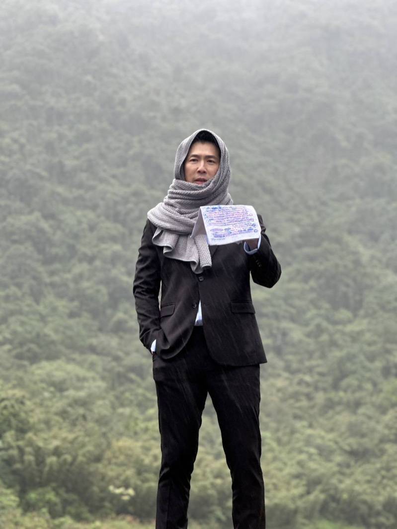 黄少祺拍摄雨中跳桥戏,对体力与意志都是极大考验。(图/三立提供)