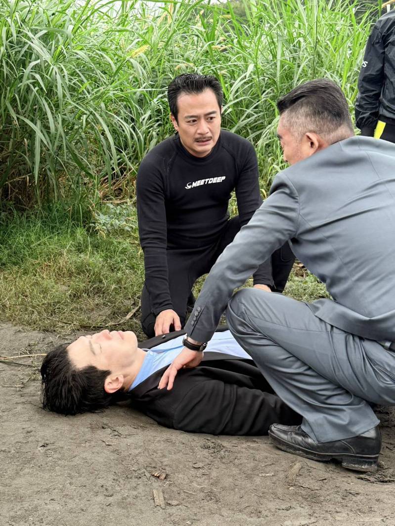 黄少祺拍摄雨中跳桥戏,对体力与意志都是极大考验。(图/三立提供)