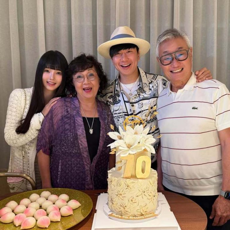 林俊杰（右二）借着帮妈妈庆生，公开认爱女友七七。图／摘自IG