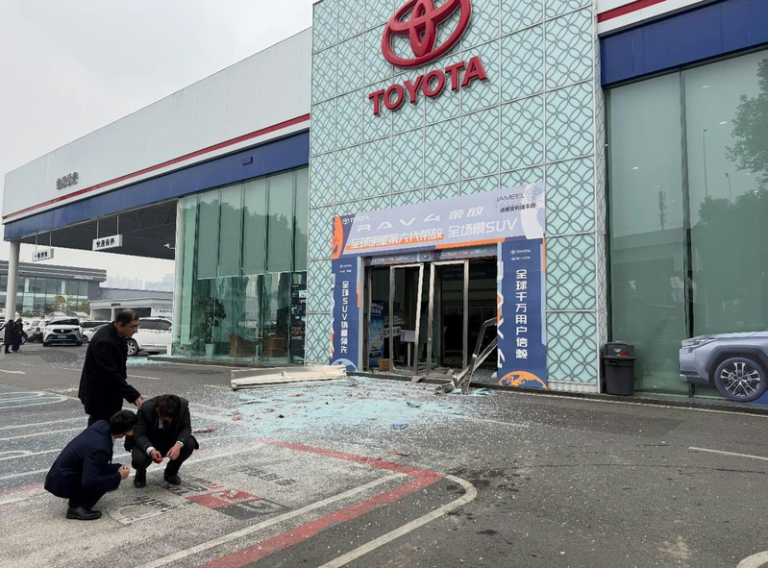 四川成都一间丰田汽车销售服务店28日发生爆炸事件。（视频截屏）