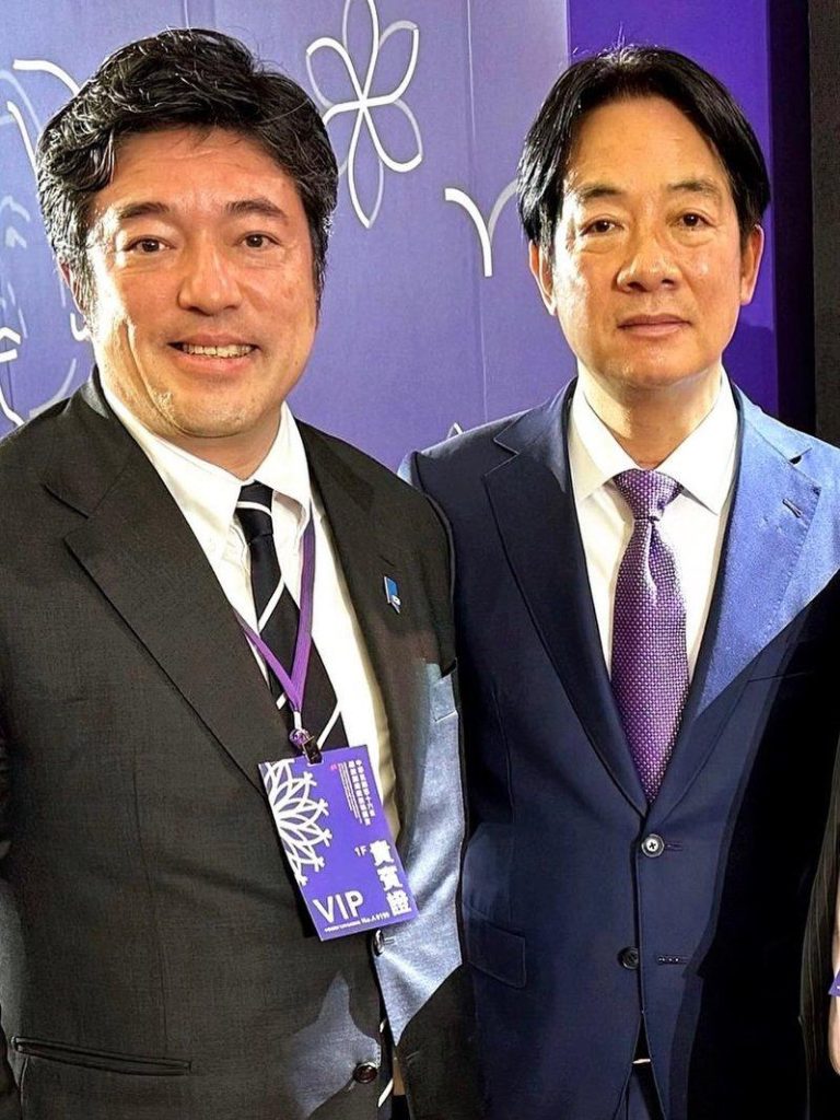 日本前防卫省副大臣中山泰秀（左）在社群发文说，这次不只是中共单纯的军事演习，是认知作战的一环，企图分化日本舆论、动摇政治判断。（取材自中山秀泰FB）