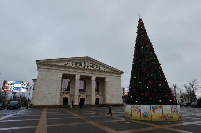 重建激活马立波剧院 俄图展现乌克兰控区繁荣新形象 乌克兰东南部港市马立波(Mariupol)2022年惨遭俄军包围、重创并占领,俄罗斯当局宣布,在俄军围困期间遭到轰炸而成为象征性受害地标之一的剧院,经过大规模重建已重新开放。路透