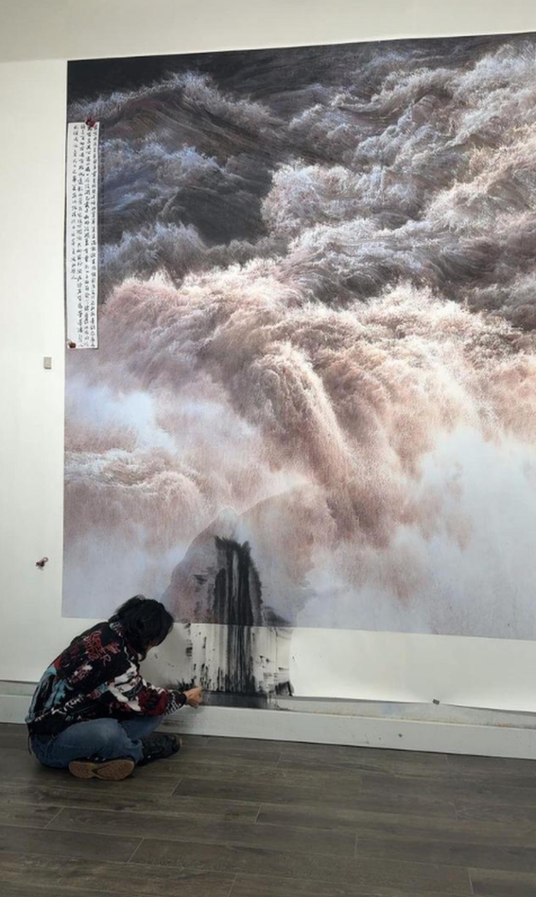 估值380万「黄河画家」巨幅画作被泼墨 一原因不追查 「黄河画家」徐惠君的巨幅画作「黄河在咆哮」被泼了墨。(取材自极目新闻)