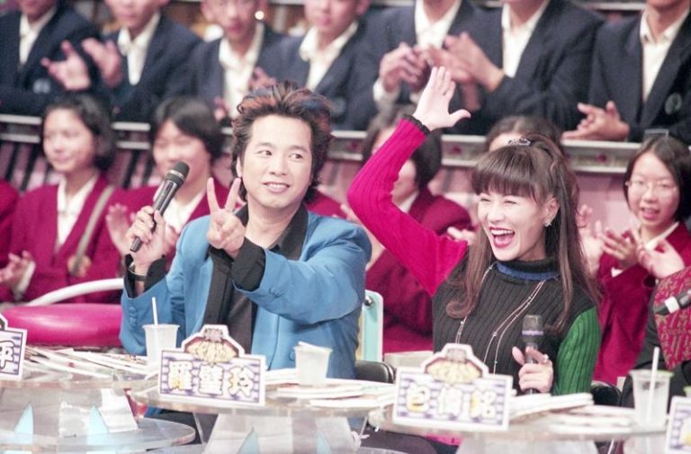 综艺圈「千年老妖」 罗妹妹、曹西平天堂再见 曹西平(前排左起)的快嘴,曾跟罗霈颖并列老妖;图为当年台视节目「龙兄虎弟」录像现场。(本报数据照片)