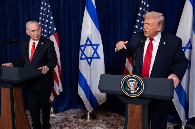 川普总统29日在佛州自家海湖庄园(Mar-a-Lago)与以色列总理内唐亚胡(Benjamin Netanyahu,左)会谈后举行联合记者会。路透