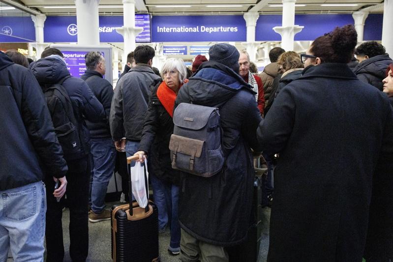 图为30日在英国伦敦圣潘克拉斯(St Pancras)国际车站,欧洲之星乘客等待列车服务恢复。欧新社