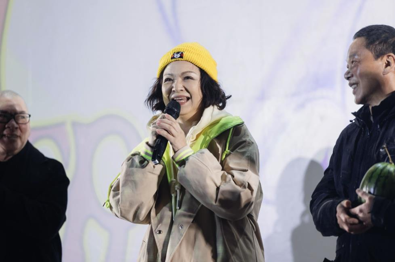 「爱情万岁」导演蔡明亮、李康生、杨贵媚穿着雨衣准备和大家一起倒数。(国家影视听中心提供)