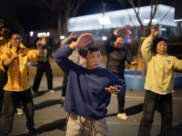 为筹医药费 罕病儿父母肿瘤医院旁「尬舞」一整晚 在C位跳舞的子棋妈妈。(取材自「极昼工作室」)