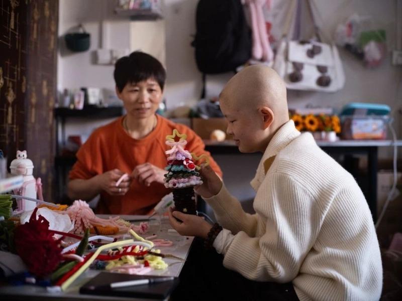 在C位跳舞的子棋妈妈。(取材自「极昼工作室」)