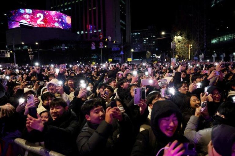 亚洲接力疯跨年 日韩依传统敲钟迎接2026 在韩国首尔的跨年庆典上,人们手持手电筒正在进行倒数计时。路透