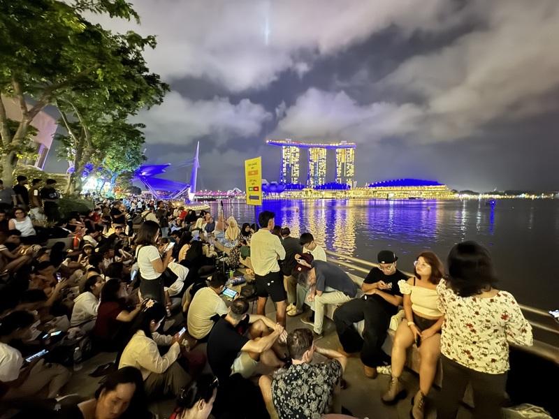 迎接2026年,新加坡跨年夜这天,现场倒数计时结束,知名景区滨海湾上空绽放出大型烟火秀,点亮夜空。(中央社)