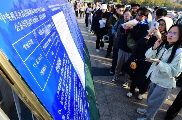 国考登场/首打破35岁门槛 报考人数创新高 录取率仅1% 中国官方11月30日举行2026年度公务员公共科目笔试,今年通过资格审查人数与录用计划数之比约为98:1,招考人数相比去年有小幅减少,但报考人数创历史新高。(新华社)