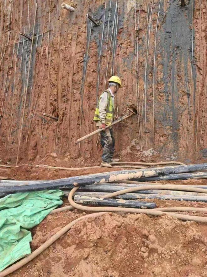 工人在徒手将两根钢筋插入孔洞,钢筋长度约两米。(取材自新民周刊)