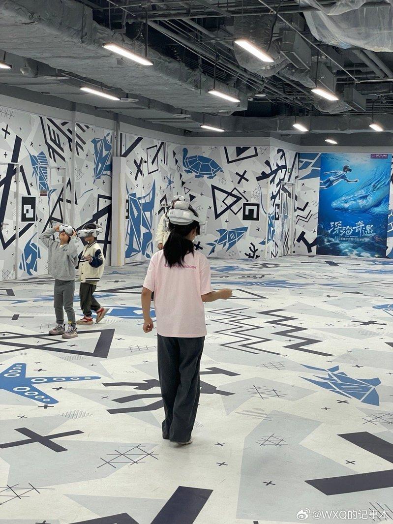 位于北京的王府井喜悦购物中心里,年轻人在二次元商店排队购买商品。(新华社)