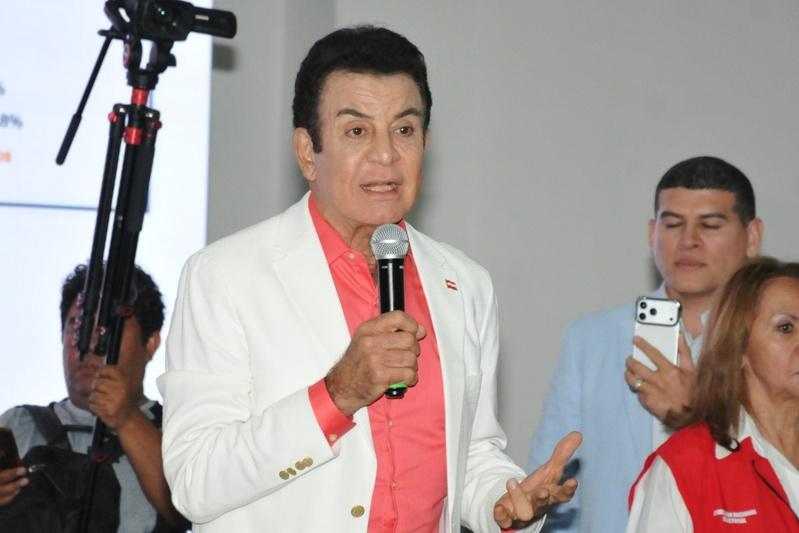 洪都拉斯总统大选计票陷胶着,今天的初步结果显示,获美国总统川普支持的国家党候选人阿斯夫拉(图)微幅领先,与另一名亲台候选人纳斯拉亚难分轩轾,两人仅差515张票。欧新社