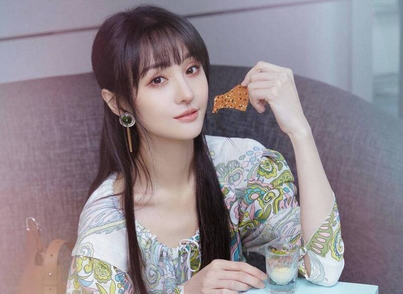 郑爽因代孕弃养惨被封杀4年。(取材自微博)