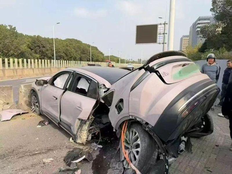 蔚来汽车撞隔离带致车体断裂。(取材自红星新闻)