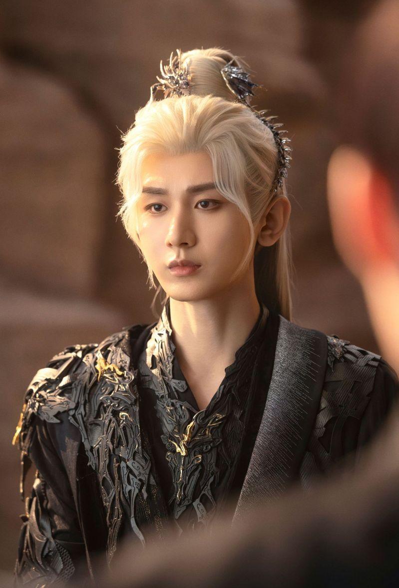 成毅饰演的「谢淮安」一夜白头。(取材自微博)