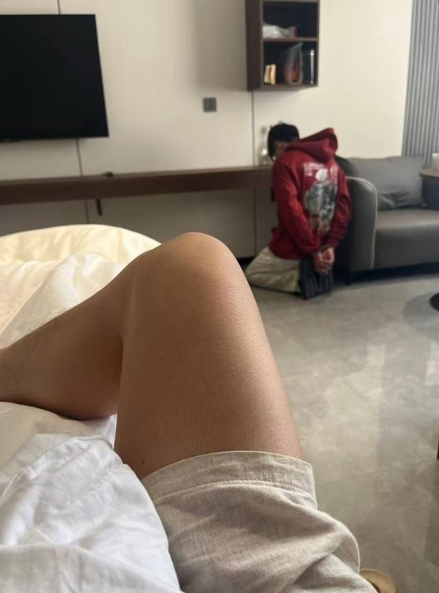 家人收到其戴手铐跪地照片。(取材自大风新闻)